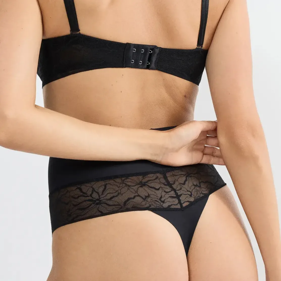 Оформящи Прашки Triumph Comfort Contour Highwaist String - черно