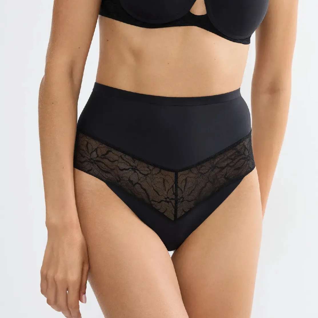 Оформящи Прашки Triumph Comfort Contour Highwaist String - черно